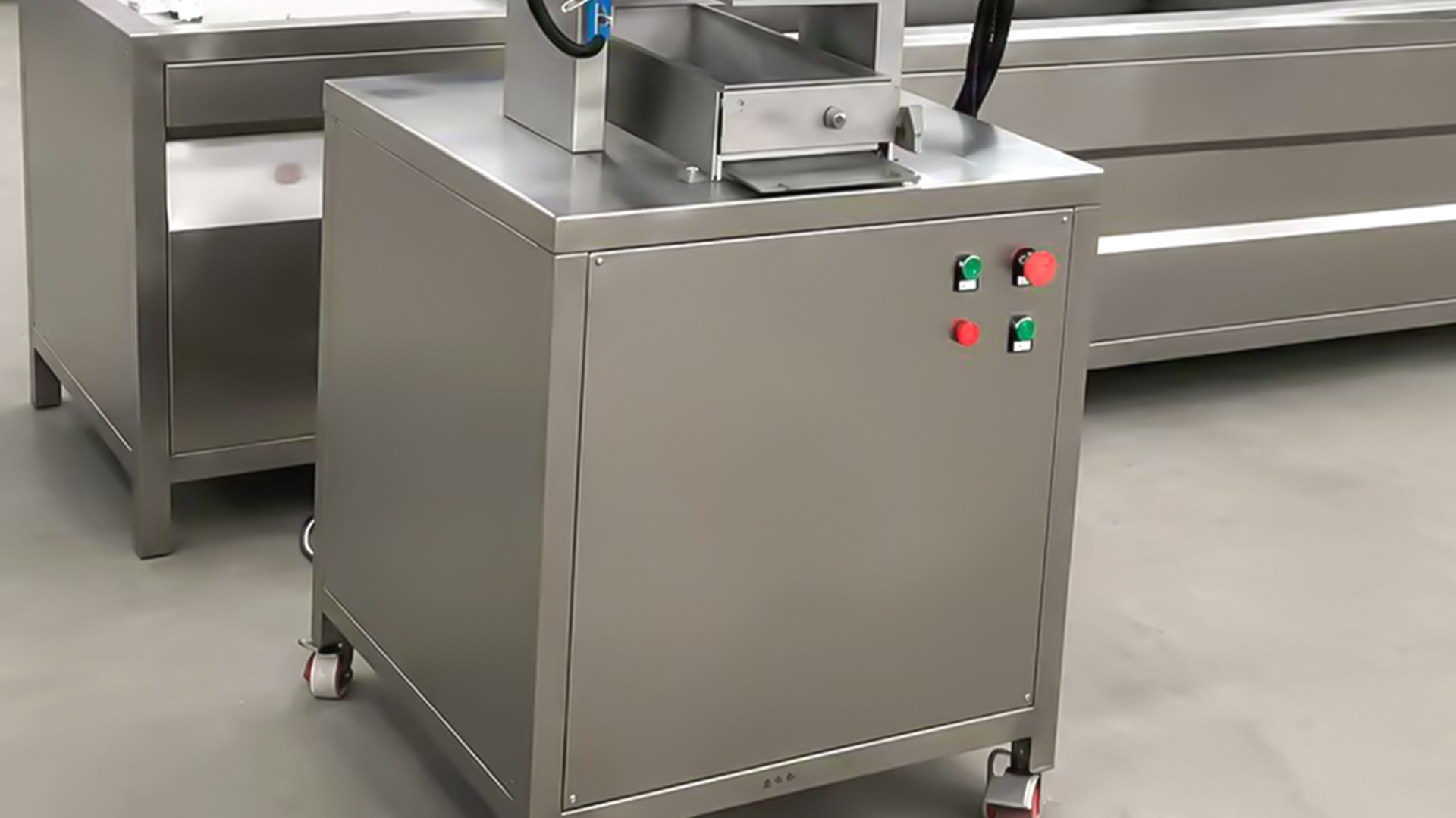 万向脚轮与超宽工作台面配套展示.jpg